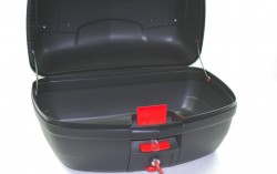 Kufer Moretti MR-889, 46 l., czarny połysk, czerwony odblask
